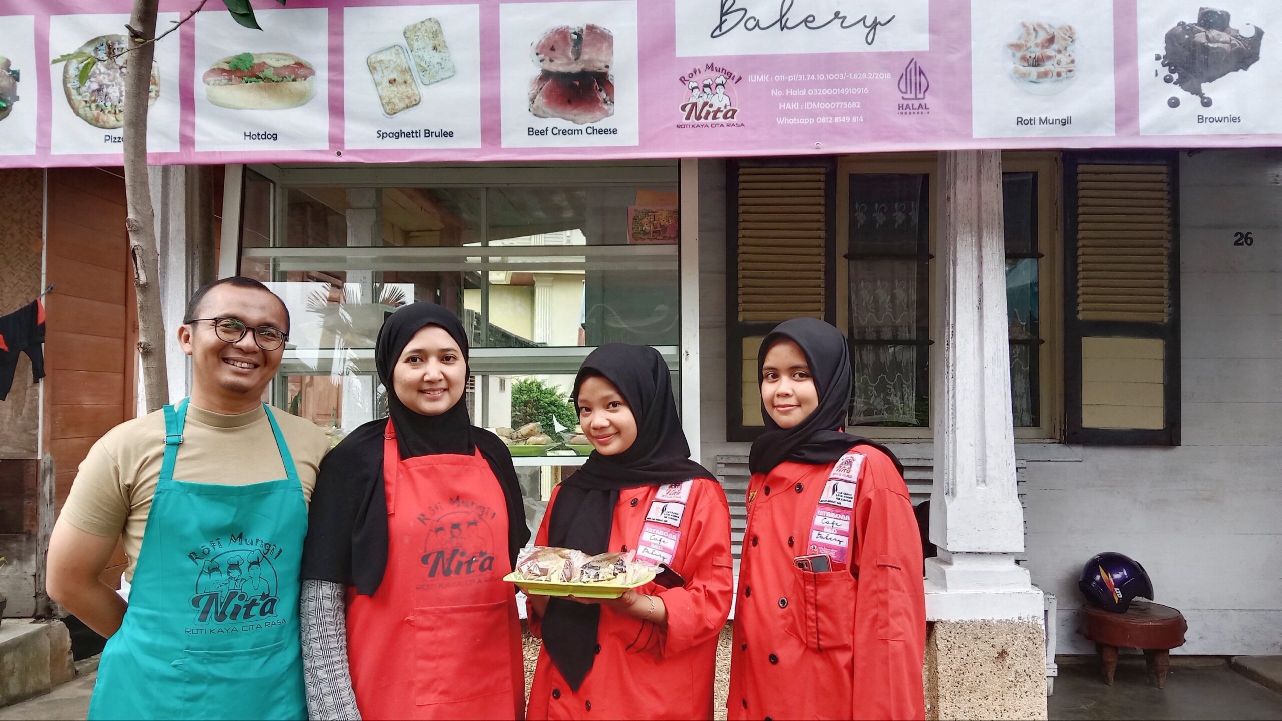 Lian Makmur, Istri, dan Dua Pegawai Roti Mungil Nita (Roy SL) 